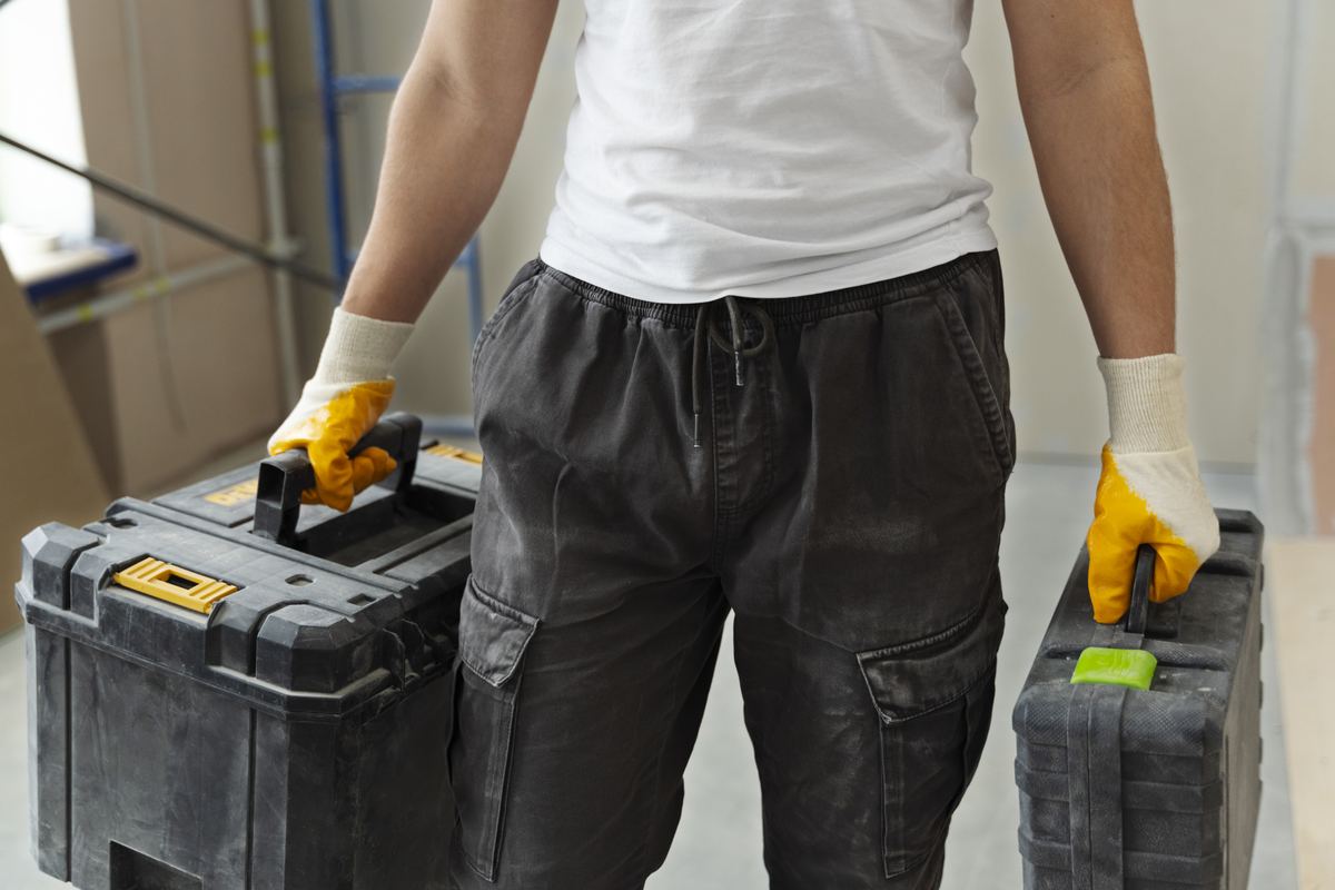 Hausmeisterservice mit Werkzeug und Werkzeugkoffer – Tal Schnitt Wuppertal