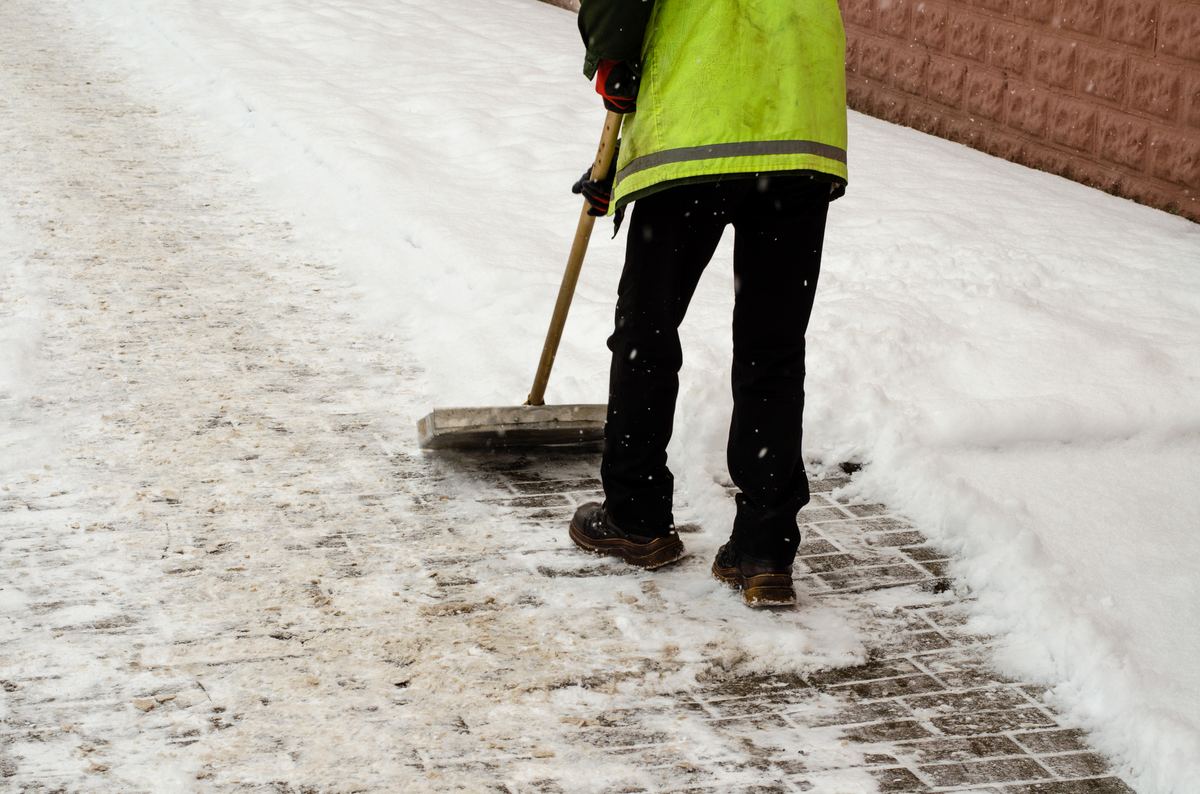 Winterdienst: Schnee auf dem Gehweg räumen – Tal Schnitt Wuppertal